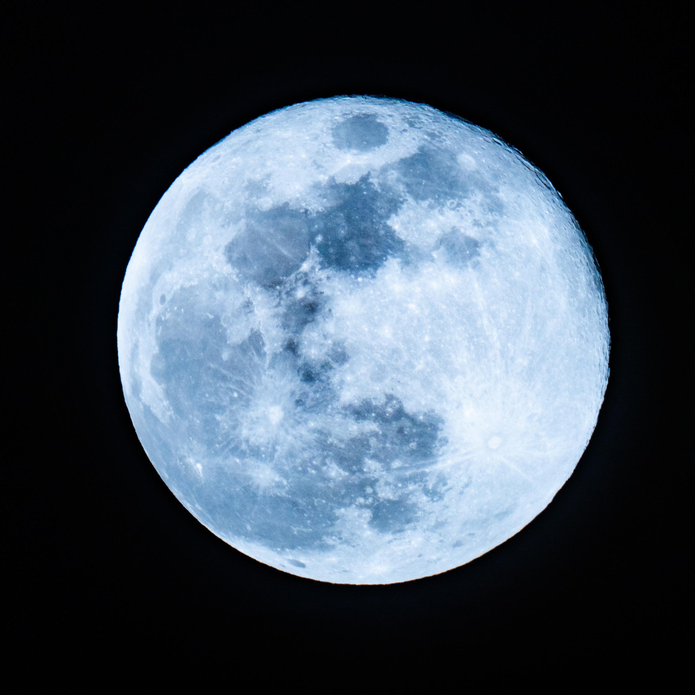 Blue Moon: come vedere la rara luna piena dello storione